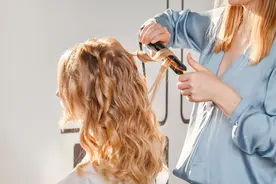 诱骗女生剃光后脑，这种“特殊癖好”违法了 | 新京报快评图片