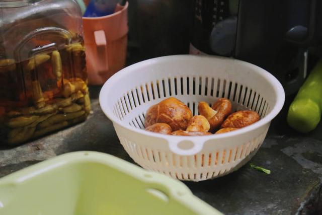 取名“温馨”确实温馨，从“工厂爱情”到20年夫妻店，杭州羽绒服定制小店的爱情故事