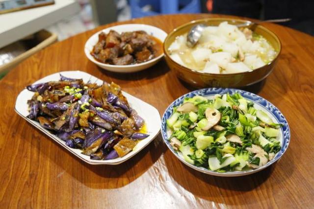 取名“温馨”确实温馨，从“工厂爱情”到20年夫妻店，杭州羽绒服定制小店的爱情故事