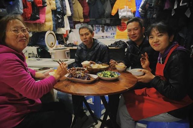 取名“温馨”确实温馨，从“工厂爱情”到20年夫妻店，杭州羽绒服定制小店的爱情故事