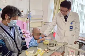 央视点赞“青岛样本”！小丽从青大附院出院，董蒨教授流下热泪……图片