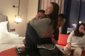 女儿远嫁湖南前一天，父亲醉酒大哭：把我的心尖摘走了图片