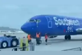 飞机即将起飞，乘客发现手机落在候机厅，地勤拿到跳起递给飞行员图片