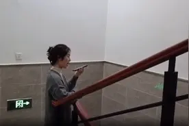 ​女大学生楼梯口唱《人世间》走红，当事女生：突然走红有些压力，感谢网友会继续努力图片