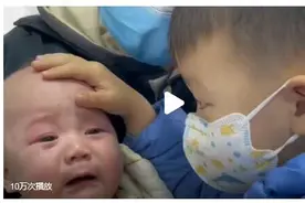 半岁妹妹打针大哭 3岁哥哥抱头安慰图片