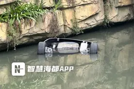 福州一小车霸占车位被扔进流花溪，警方发布情况通报图片