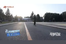 从开歼击机到开歼击轰炸机的女飞行员，她的履历写满优秀图片