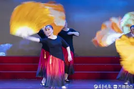 慢门拍摄舞者的朦胧美图片