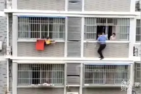 连云港一名2岁女童头卡4楼防盗窗悬在半空 邻居“飞檐走壁”挺身相救图片