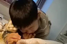 湖北男孩见刚出生的妹妹“宠妹感”爆棚，“我也是有妹妹的人了”图片