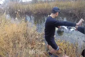 惊险！母亲带着三个月的宝宝掉进河中，警民联手成功救援图片