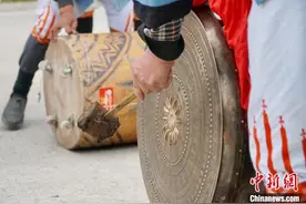 广西“活化石”民族表演特色“猴棍舞”图片