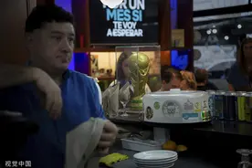 在阿根廷感受“夏日世界杯”：街头身着阿国家队队服球迷随处可见图片