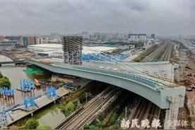 成功跨越铁道线！15800吨转体桥完成顺时针“旋转”110度图片