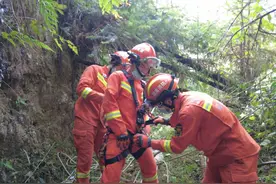 湘西2少年进山洞探险，洞外放哨的伙伴突然听到呼救声图片