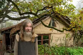 德国男子隐居森林生活32年，不用电和自来水，自称什么都不缺图片