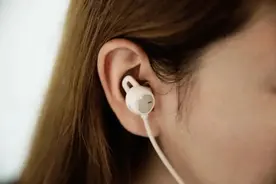 耳机重度用户警惕！长期沉浸式戴耳机易患噪声性耳聋图片