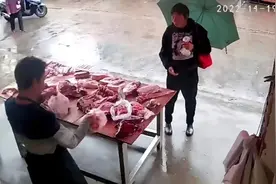 女子讨要一点猪油，肉铺老板连油带肉赠其8斤：“小时候被人瞧不起过，现在遇见需要帮助的人都会伸出援手”图片