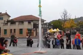 父亲受邀在女儿幼儿园展示自制水火箭：希望给孩子们埋下崇尚科学的种子图片