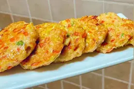Q弹鲜美，满口虾肉！玉米胡萝卜大颗粒虾饼，减脂、早餐好搭档图片