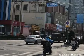 和平路东首的小雪橇图片