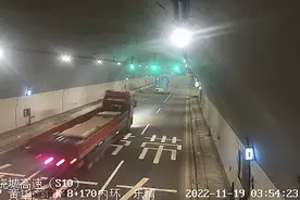 “不要睡着！坚持住！”货车追尾驾驶员被困，民警咆哮式救援图片