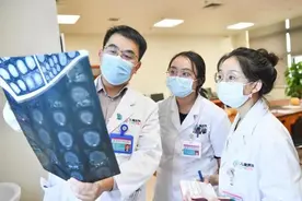 4岁女童莫名头痛、呕吐 一查竟是脑肿瘤图片