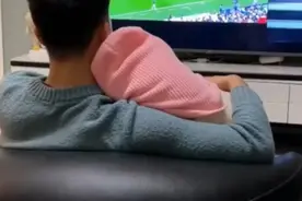 狗狗陪男主人看世界杯，靠在主人肩上享受“喂食”服务图片