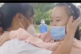 四川双胞胎姐妹分离22年再相逢，姐姐就读大学，妹妹却不识一元钱图片