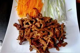 好吃到舔手指的酱肉丝卷饼！不用和面，饺子皮就能做图片