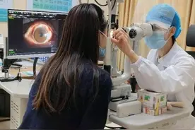 贴假睫毛导致角膜溃烂，医生提醒爱美女士警惕化学物质残留图片