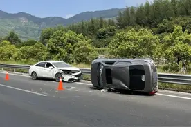 错过出口后在快车道停车？害了人，负全责图片