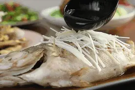 壹粉食堂|色香味俱全！清蒸鲈鱼这样做，鲜香嫩滑又入味超好吃图片