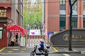 不扦脚你想干啥？沪一学校旁开了6家足浴店，家长试探后吓坏了图片