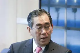 被批开会打瞌睡，日本总务大臣：我眼睛小图片