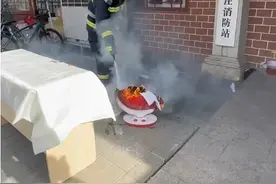 119时刻｜“小太阳”燃烧实验 毛巾覆盖5分钟可起火 消防员：取暖器不要覆盖物品图片