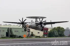 台媒：一架E-2K预警机降落时偏离跑道，为台军本周第三起意外图片