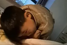 男孩化身“宠妹狂魔”，做作业也不离开：我也是有妹妹的人了图片