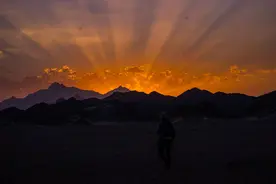 11月28日17时38分，深圳的太阳“早早”下山图片