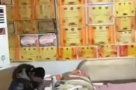 山东临沂：孩子在家学习意外走红，满墙奖状让人赞叹图片