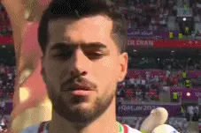 对阵威尔士赛前，伊朗球员唱起了国歌，看台上女球迷落泪图片