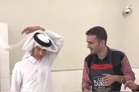 卡塔尔小王子再现经典动作，网友：气质这块拿捏得死死的图片