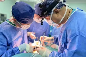 男子反复咳嗽20多天 气管竟被堵90%险窒息图片