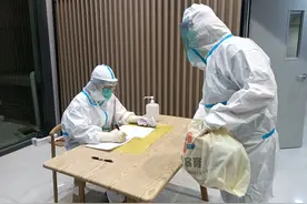 “白衣天使”坚守抗疫一线，“藏”住眼泪露出坚毅信念图片