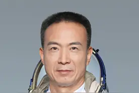 费俊龙、邓清明、张陆，神舟十五号乘组简历发布图片