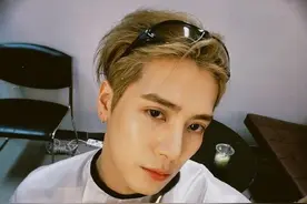 王嘉尔脱了！裸身冲台下任人摸 「抱住粉丝热舞」网high疯：让我来图片