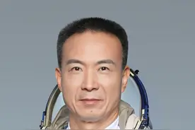 航天员费俊龙、邓清明、张陆的简历来了图片