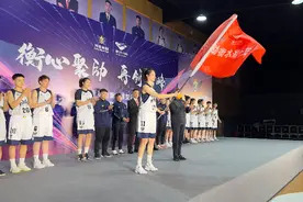 河北英励衡水湖女篮出征新赛季WCBA联赛图片