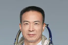 费俊龙同志简历图片