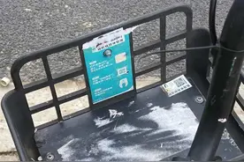 辣眼睛啊，杭州街头的共享单车上，这种广告哪里来的？撕了又贴何时休？图片